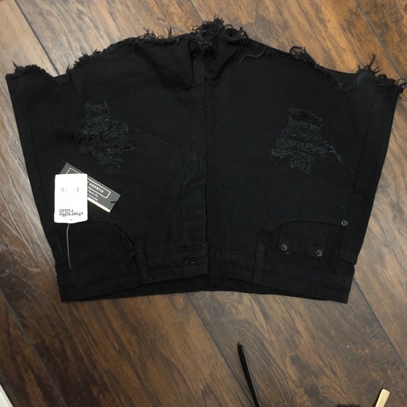 Shorts - Picture 3 of 4